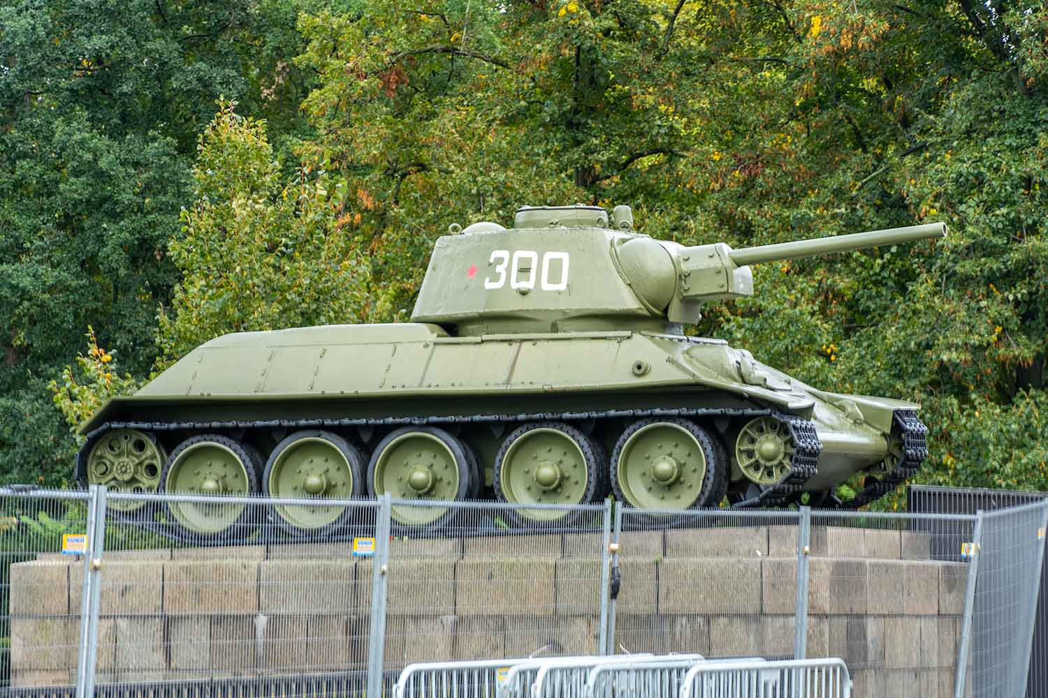 Soviet War Memorial Tank, Tiergarten, Berlin, Germany